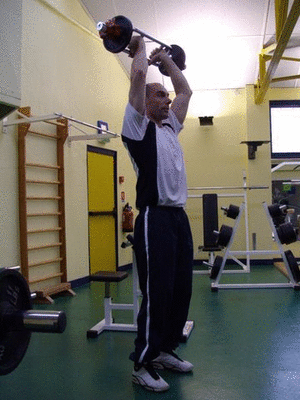 Extensions triceps debout avec barre